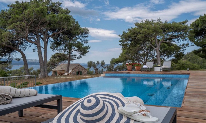 Murvica House | The beautiful luxury villa Paradise Escape, located on the island of Brač in Murvica, represents eve