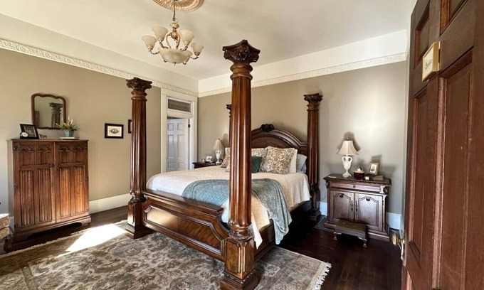 Guthrie Apartment | The Bennett Room at The Judges Chambers