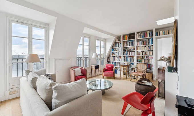 Quartier de Rochechouart Apartment | The Bibliophile’s Haven, by Veeve