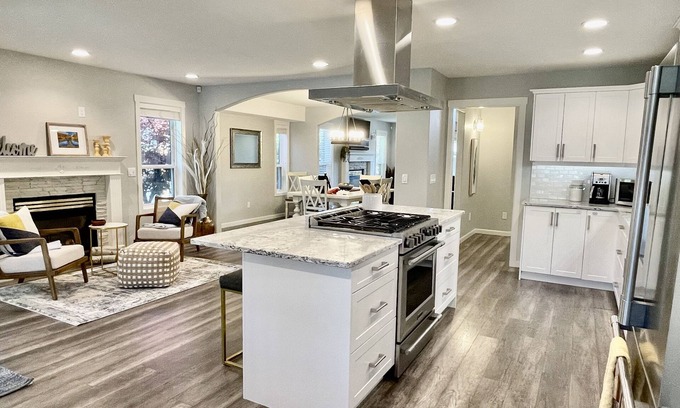 Westbank House | The Big Chill - Luxurious home, private pool, close to beach & wine trail