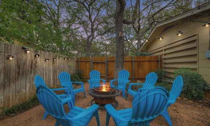 Fredericksburg House | The Billie Goat Haus - Hot Tub -steps to Main St!