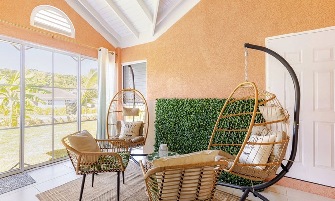 Boscobel House | The Blue Jade - 2BDRM with WiFi, AC, Hotwater & security