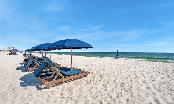 Fort Morgan Condo | The Blue Squid 2-bedroom condo in charming Gulf Shores with fitness room, AC
