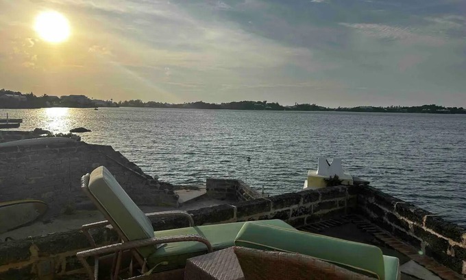 Smith's Cottage | The Boathouse: Large Waterfront Cottage on Harrington Sound – Sleeps 4+