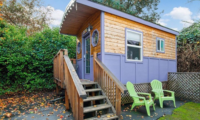 Kerns Hotel | The Boho - Custom Tiny Home w/Bohemian Vibe