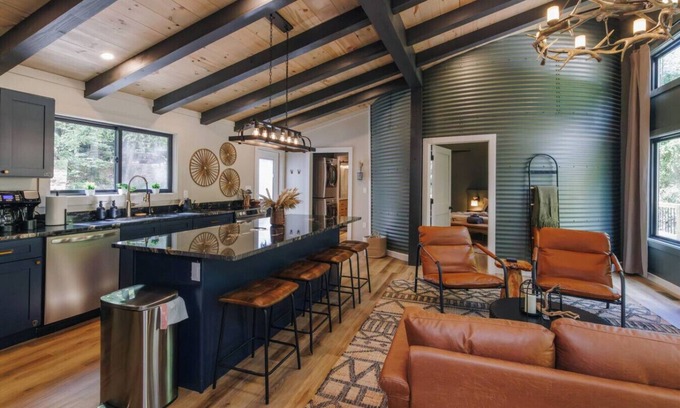 Saint Helens Apartment | The Boone by The Hideaways