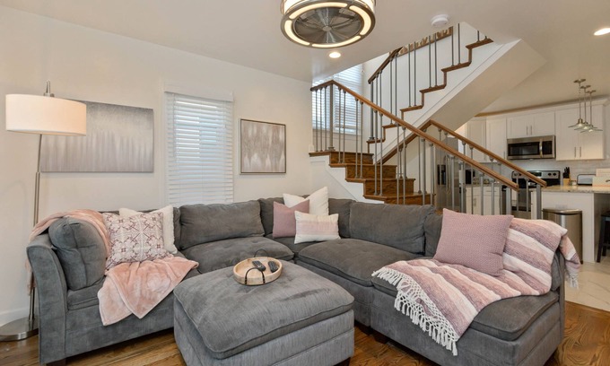 Hillsboro West End Condo | The Bryant★Hillsboro Village-walk to Vandy★Free Parking. 9 mins to downtown!