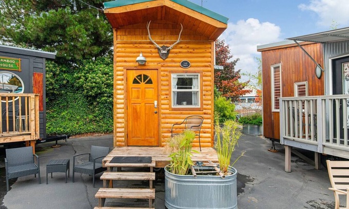 Kerns Hotel | The Cabin - Custom Tiny Home w/Log Cabin Vibe