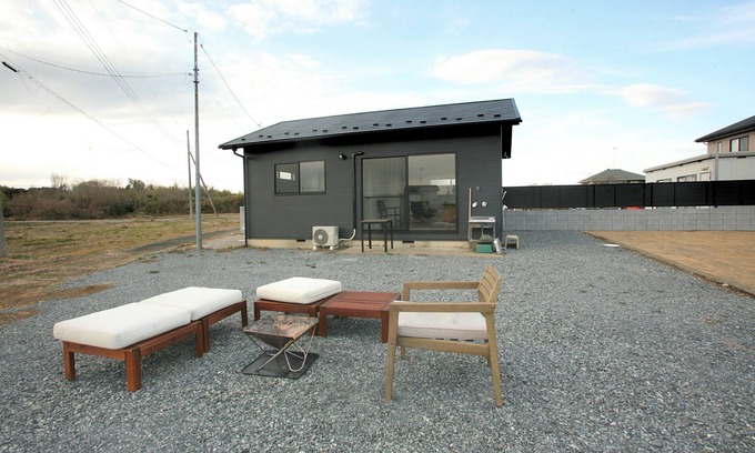 Higashimatsuyama Cottage | The Camping Yard Higashi Matsuyama" - BBQ, campfires, and tents available for overnight stays.