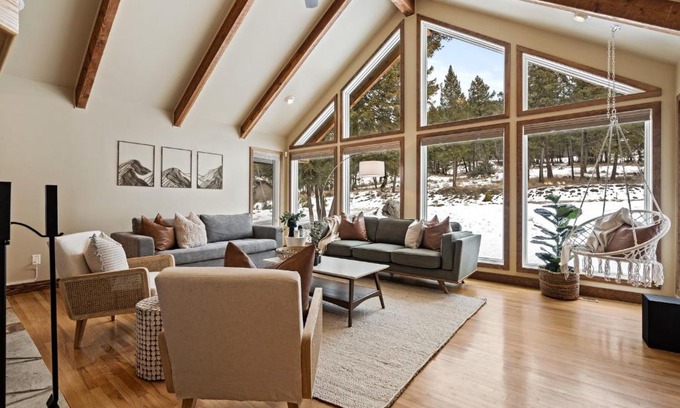 East Kootenay House | The Caribou Lodge I Hot Tub I Sleeps 16 Guests