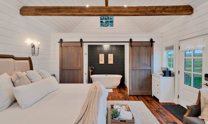 Waco Cabin | The Carriage House-Lux couples getaway with Soaker Tub and Walk-in Shower- 10 mi