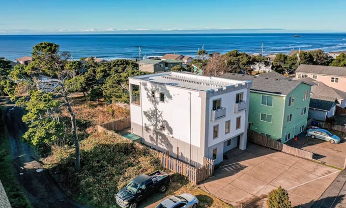 Roads End House | The Castle at Roads End - Lincoln City + Hot tub + Arcade + Sauna + Ocean view