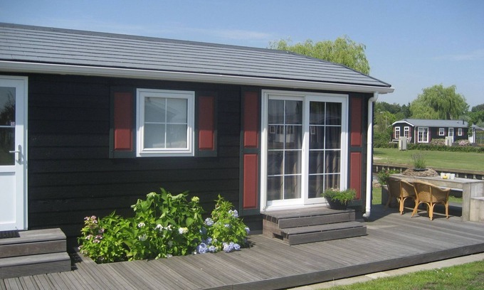 Giethoorn House | The chalets are fully equipped. The spacious living room has a comfortable seating area with a flat screen TV.