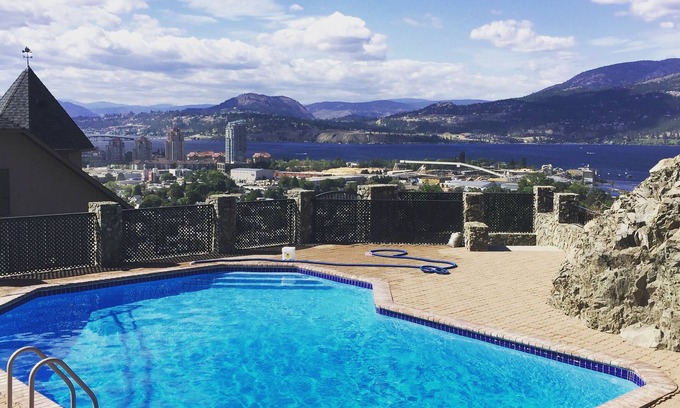 North End House | THE CHATEAU-PRIVATE BACKYARD RESORT POOL HOT TUB BBQ’s