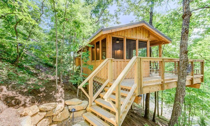 Gatlinburg Cabin | The Cherry Summary: B