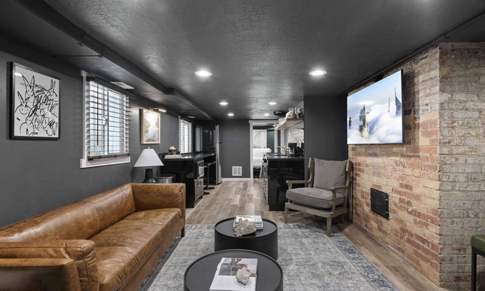 People's Freeway Condo | The City Vibe