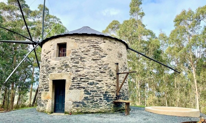 Porto do Barqueiro House | The Cliffs - The Painted Mill