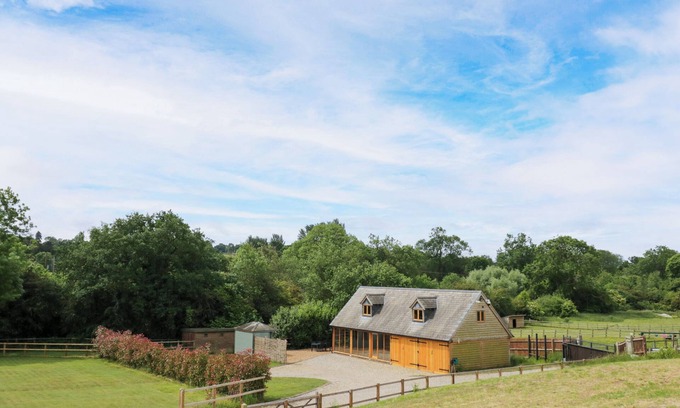 Middleton Cheney Cottage | THE COACH HOUSE, romantic, with open fire in Chacombe