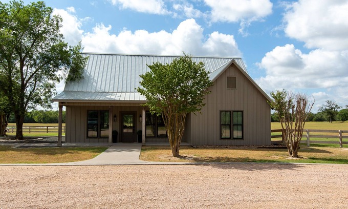 Ledbetter House | The Cottages at Turkey Creek - 'The Big Cottage' - 12 minutes from Round Top!