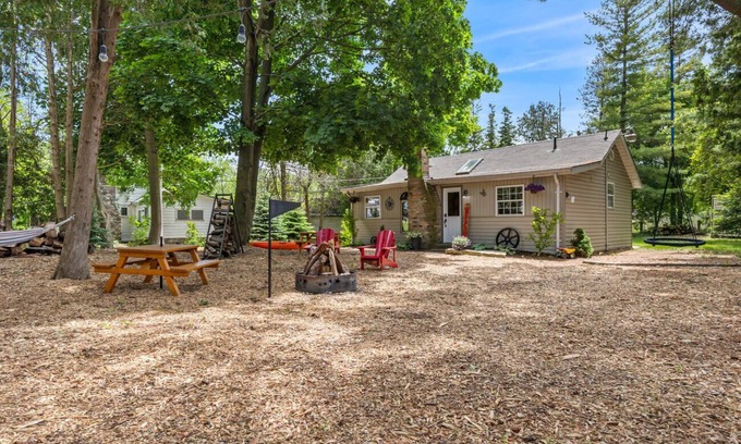 Port Franks Cottage | The Cozy Cabin in Port Franks! Close to the Beach! The Perfect spot to Relax!
