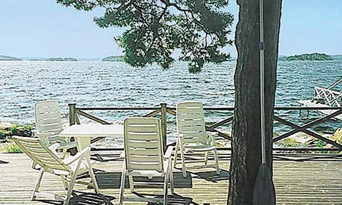 Alingsas House | The cozy cottage is located by the lake Mjörn, where you can swim and fish well.