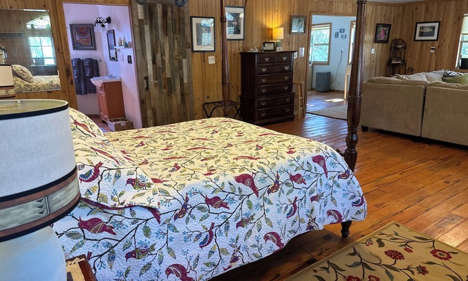 Homosassa Cabin | The Cozy Cute Rustic Lodge close to everything. Clean & Spacious- Fire Pit.