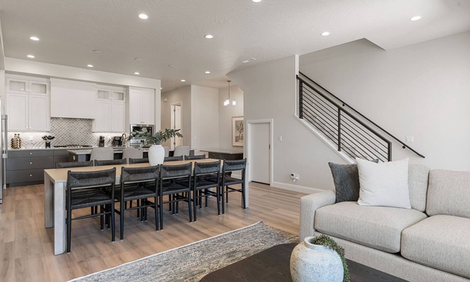 St. George House | The Crash Pad: Desert Color Lagoon + Beaches