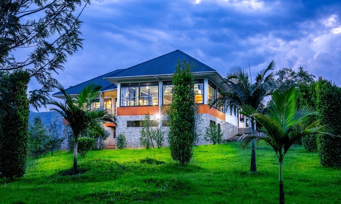 Kyesero Hotel | THE CRESTED CRANE BWINDI HOTEL