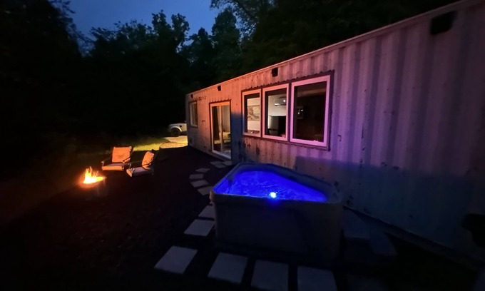 Stanton Cabin | The DEN Shipping Container Cabin-HotTub!-High Speed WiFi!-Great View & Location!