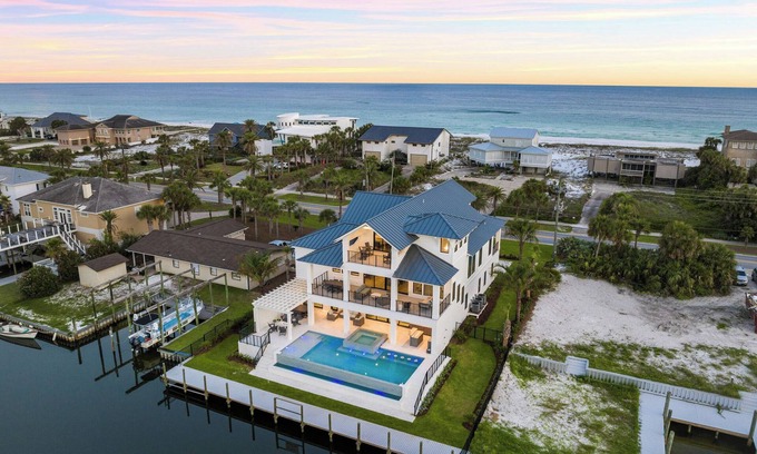 Holiday Isle House | The Destin Boathouse|Easy Beach Access|Private Pool on Canal with Dock Access