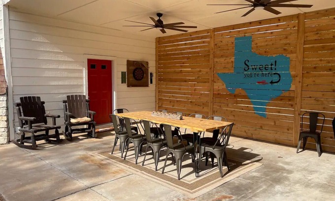 North Shore Colony House | The Domes Near Lake Travis *Sleeps 14*