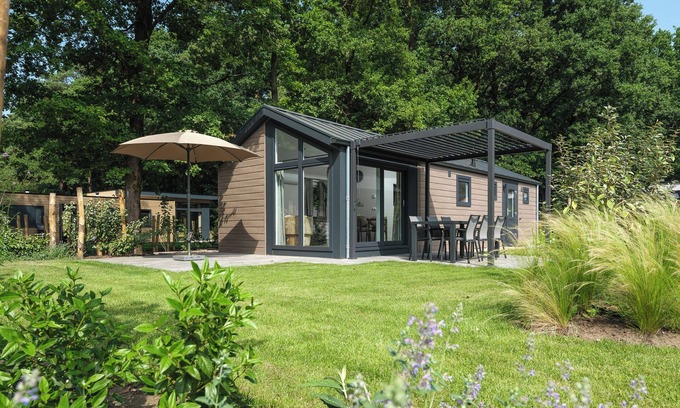 Lieren House | The Doornenburg Lodge offers a comfortable holiday home for 6 people with modern amenities and a private terrace in the Veluwe.