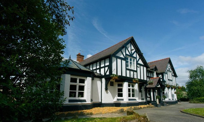 Broxton Bed & Breakfast | The Egerton Arms