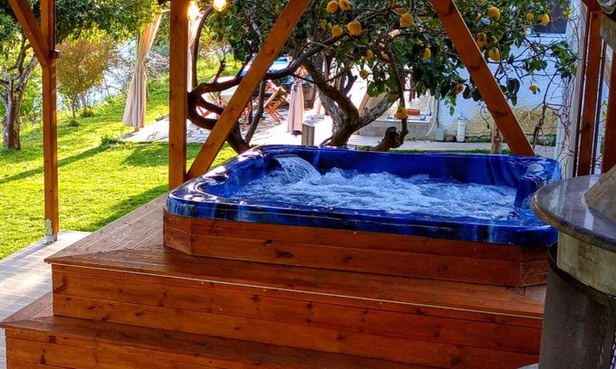 Nikopolis Apartment | The Elysian at Nicopolis jacuzzi