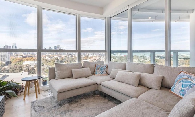 North Melbourne Apartment | 'The Fawn' Relish in Sub-Penthouse Panorama
