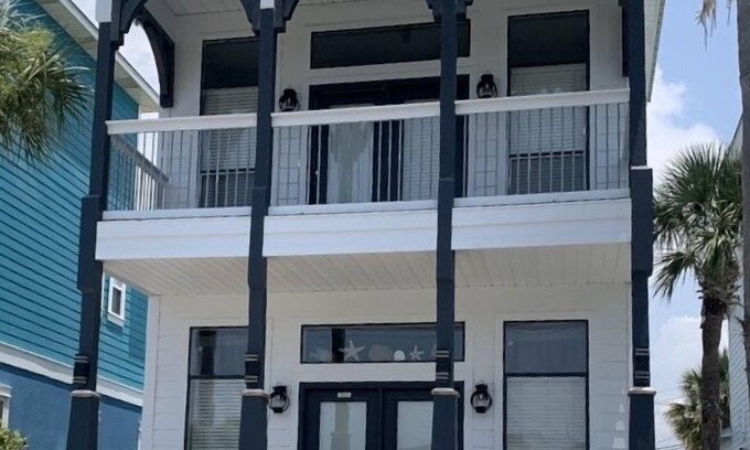 Kiska Beach House | “THE FISHES HOUSE” FRIENDLY FRIENDLY-CLOSE TO PIER PARK & FRANK BROWN PARK