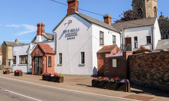 Wisbech House | THE FIVE BELLS INN, character holiday cottage, with hot tub in Upwell
