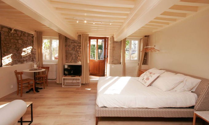 Saulieu Apartment | The garden suite. Luxury, comfort, calm and charm.