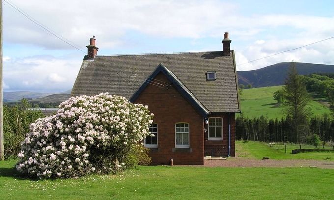 Biggar Cottage | The Gardener's House, Charming Red Brick Cottage with Stunning Views of Tinto – Family and Pet Frien