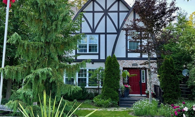 Innisfil House | The Gingerbread Guest House