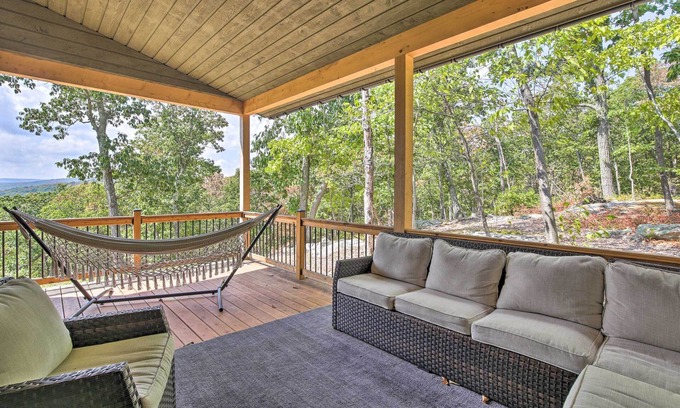 Garrison House | 'The Glabin’: Garrison Gem w/Deck & Fire Pit!