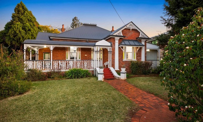 South Toowoomba House | The Glen Iris 1913 - Historic Charm Meets Modern Comfort in a central location