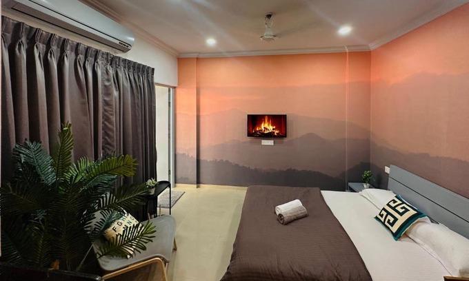 Mundhwa Apartment | The Good Vibes Studio : AC, WiFi, Smart Tv