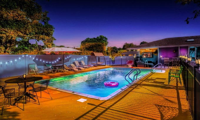 Commack House | THE GOOD VIBEZ HOUSE! Mini Golf Course,Heated Pool,Hot Tub,Game Room,Angel Wing