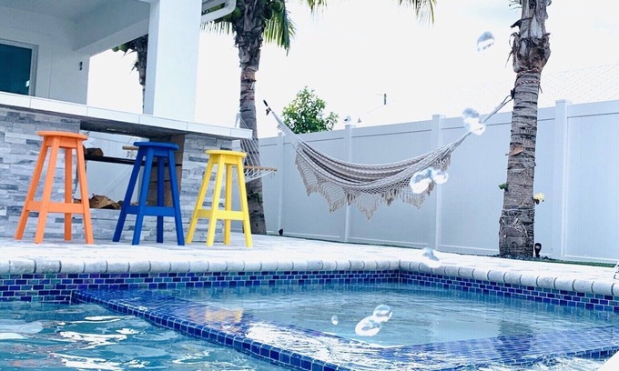 Jupiter House | The Hammock House Salt Pool & Jacuzzi! Near beach. Private!