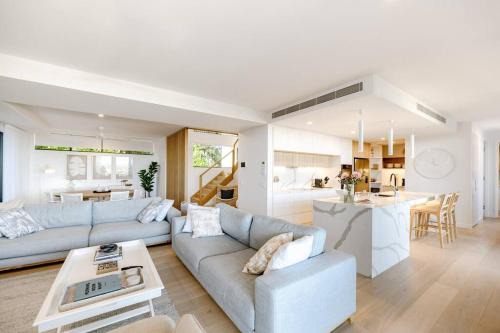 Noosa Heads House | The Hamptons Lake House - Noosa Heads Luxury House