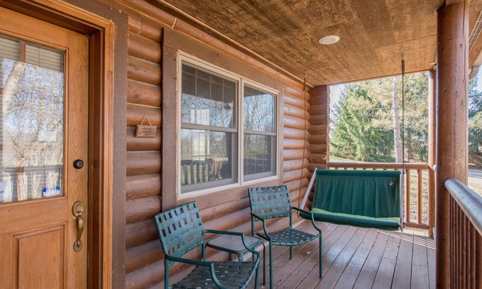 Fredericktown Cabin | The Harmony Suite is a private cabin suite at Heartland Country Resort