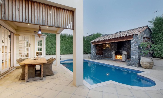 Preston House | The Hestia Exquisite Retreat with Pool and Sauna