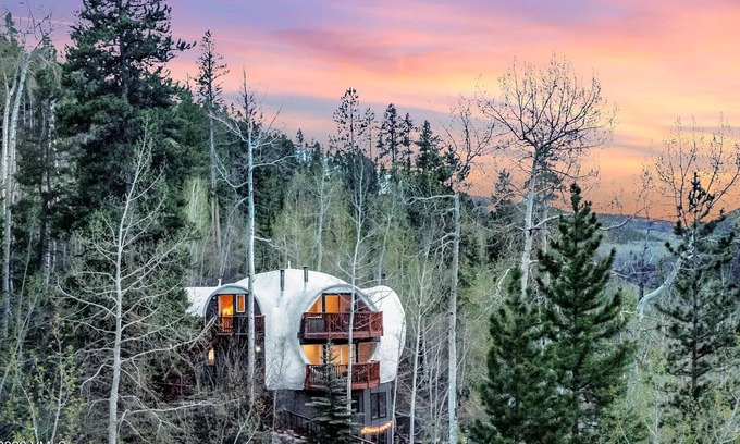 Intermountain House | The Iconic Vail Dome! Minutes to ski lifts and all of Vail and Beaver Creek.