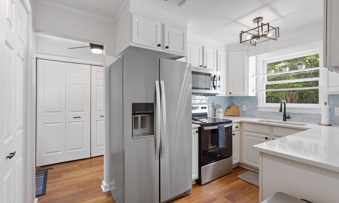 Beaufort Cottage | The James Cottage - Clean, Cozy, Coastal - Sleeps 6- 1mi to Historic DT Beaufort